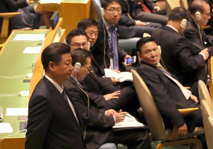 시진핑 중국 국가주석이 26일 오전(현지시간) 미국 뉴욕의 유엔본부 총회장에서 열린 유엔 개발 정상회의에 참석 기조 발제를 하기 위해 총회장으로 들어서는 모습을 북한 이수용 외무상(맨 오른쪽)과 북한 외교관들이 바라보고 있다.
