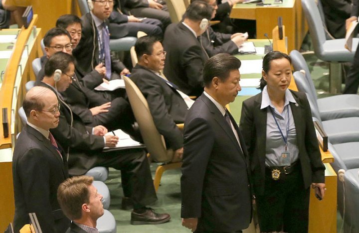 시진핑 중국 국가주석이 26일 오전(현지시간) 미국 뉴욕의 유엔본부 총회장에서 열린 유엔 개발 정상회의에 참석 기조 발제를 하기 위해 총회장으로 들어서는 모습을 북한 이수용 외무상(맨 오른쪽)과 북한 외교관들이 바라보고 있다.