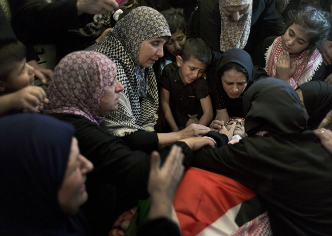 이스라엘군의 보복 공격에 사망한 팔레스타인 여성의 장례식에서 시신을 어루만지며 슬퍼하는 유가족. 가자지구=AP 뉴시스