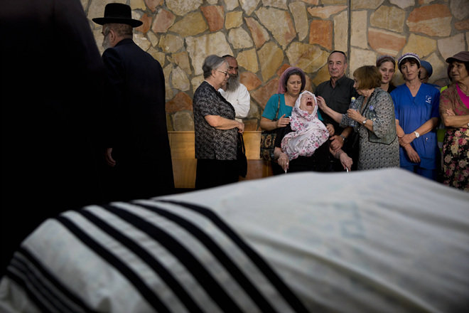팔레스타인인이 찌른 칼에 사망한 이스라엘 20대 남성의 장례식장에서 오열하는 희생자 어머니(사진 가운데). 가자지구=AP 뉴시스