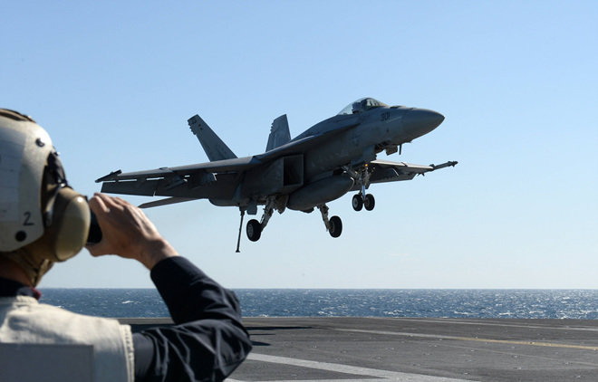 28일 서남해 공해상을 항해 중인 미국 항공모함 로널드레이건호 갑판에서 F-18 호넷 전투기가 임무 수행을 위해 이륙하고 있다. (사진= 사진공동취재단)