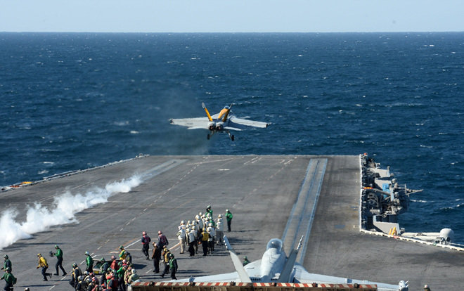 28일 서남해 공해상을 항해 중인 미국 항공모함 로널드레이건호 갑판에서 F-18 호넷 전투기가 임무 수행을 위해 이륙하고 있다. (사진= 사진공동취재단)