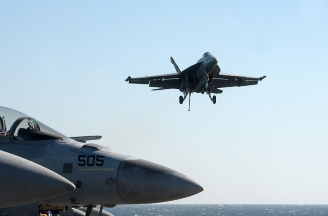 28일 서남해 공해상을 항해 중인 미국 항공모함 로널드레이건호 갑판에서 F-18 호넷 전투기가 임무 수행을 마치고 착륙하고 있다. (사진= 사진공동취재단)