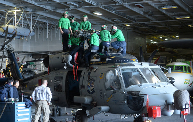 28일 서남해 공해상을 항해 중인 미국 항공모함 로널드레이건호 내부 격납고에서 정비사들이 호크아이를 점검하고 있다. (사진= 사진공동취재단)