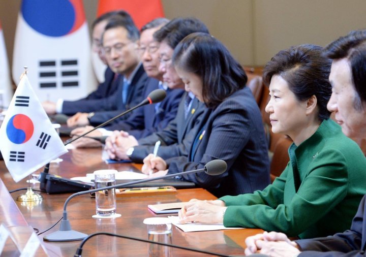 한일확대정상회담이 2일 오전 청와대에서 열린 가운데 박근혜 대통령이 인사말을 하고 있는 아베 총리를 바라보고 있다. 청와대사진기자단