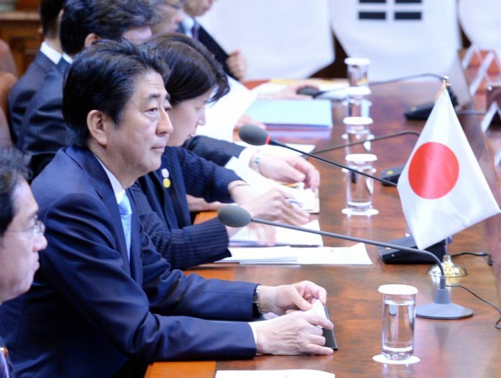 한일확대정상회담이 2일 오전 청와대에서 열린 가운데 일본 아베 총리가 인사말 하는 박근혜 대통령을 바라보고 있다. 청와대사진기자단
