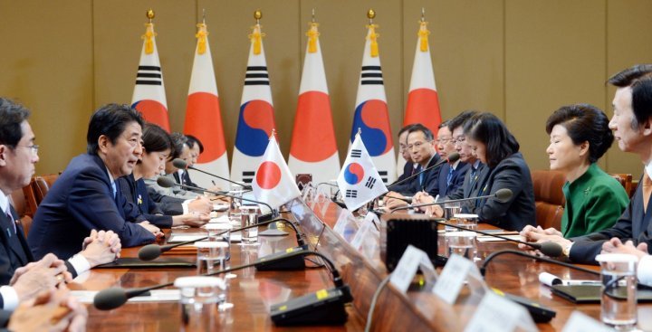 한일확대정상회담이 2일 오전 청와대 집현실에서 열린 가운데 박근혜 대통령이 아베 총리가 인사말 하는 중 눈을 감고 있다. 청와대사진기자단