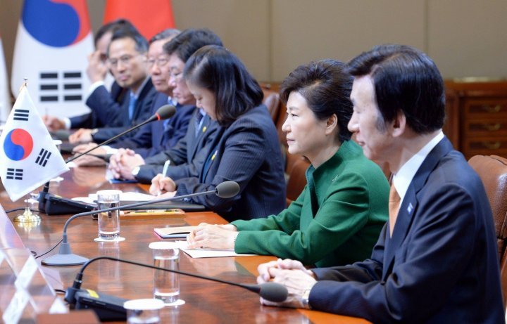 한일확대정상회담이 2일 오전 청와대 집현실에서 열린 가운데 박근혜 대통령이 인사말 하는 아베 총리를 바라보고 있다. 청와대사진기자단
