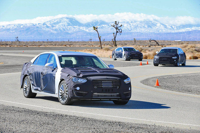 17일 미국 캘리포니아 주 모하비 사막에 위치한 캘리포니아주행시험장(CPG)에서 현대자동차 제네시스의 초대형 플래그십 세단인 EQ900이 국내외 출시를 앞두고 주행 테스트를 하고 있다. (사진= 현대자동차 제공)