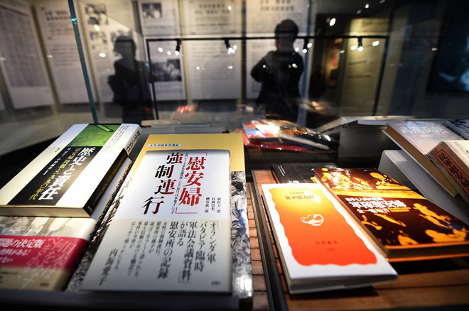 중국 최초의 일본군 위안부 기념관이 1일 난징의 위안소 유적지에서 문을 열었다. 이날 개관식에는 한국과 중국의 인사 300여 명이 참석했다. 이 기념관에는 위안부 관련 자료 2000점 이상이 전시돼 있다. 난징=신화 뉴시스