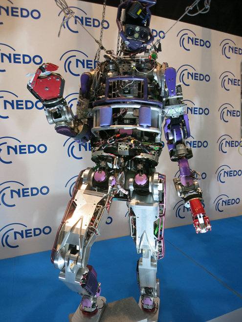 일본 도쿄대에서 개발한 재난용 휴머노이드 로봇 ‘잭슨’은 키 188㎝, 몸무게 127㎏인 거구지만 사람과 비슷한 속도로 걸을 수 있다. (사진= 박종오 전남대 로봇연구소장 제공)
