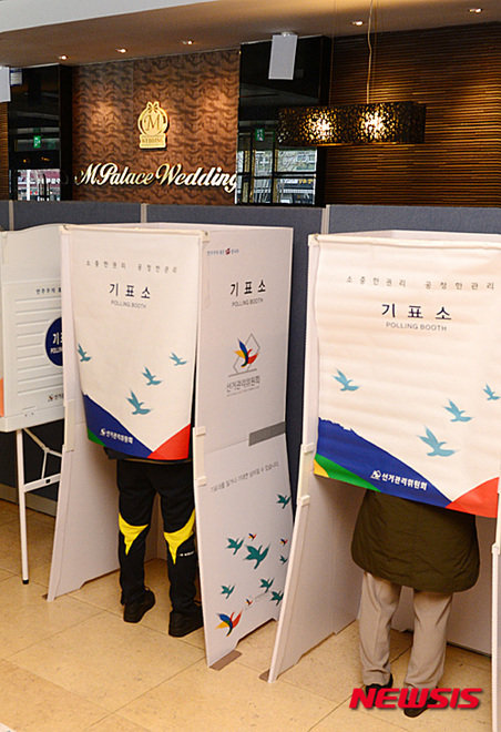 제20대 국회의원 선거날인 13일 오전 서울 마포구 용강동 M팰리스웨딩홀 로비에 마련된 용강동 제2투표소에서 유권자들이 투표를 하고 있다. (사진= 뉴시스)