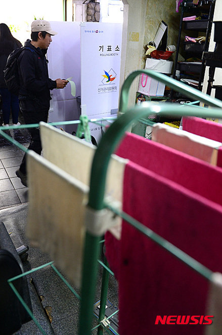 제20대 국회의원 선거날인 13일 오후 서울 서대문구 홍은동 뉴헤어미용실에 마련된 홍은제2동 제2투표소에서 유권자들이 투표를 하고 있다. (사진= 뉴시스)
