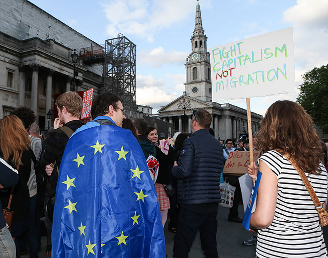 브렉시트(영국의 유럽연합 탈퇴) 국민투표 이틀 전인 21일(현지 시간) 브렉시트 반대 진영이 런던 트래펄가 광장에서 집회를 열고 있다. 한 남성은 영국의 유럽연합(EU) 잔류를 바라며 EU기를 어깨에 걸쳤다. 런던=신화 뉴시스
