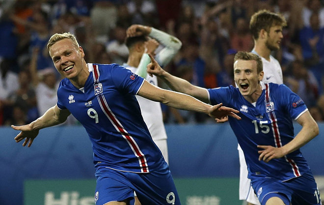 아이슬란드축구대표팀의 콜베인시그소르손(왼쪽)이 28일 프랑스 니스에서 열린 잉글랜드와의 2016유럽축구선수권대회 16강전에서 팀의 두번째골을 터뜨린뒤 환호하고 있다. 2-1로 역전승을 거둔 아이슬란드는 8강에서 대회개최국 프랑스와 맞붙는다. 니스=AP뉴시스