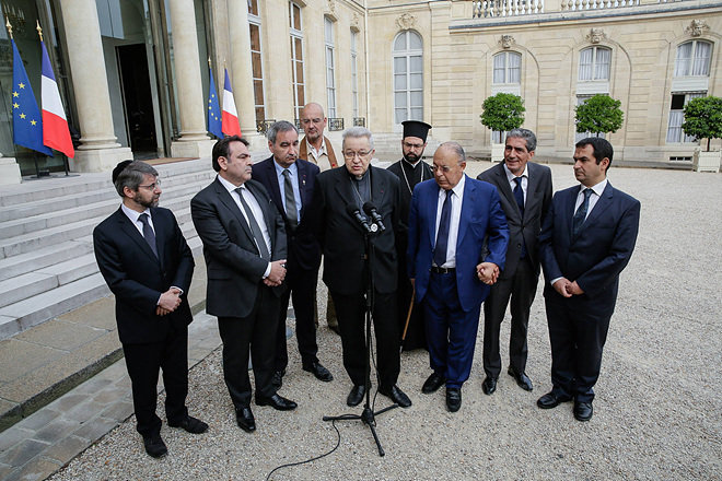 프랑스 종교지도자들이 전날 발생한 가톨릭 신부 살해 사건과 관련해 27일 파리 대통령궁에서 긴급회의를 마친 후 기자회견을 하고 있다. (사진= AP 뉴시스)