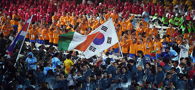 19일(한국시간) 오전 8시 브라질 리우데자네이루 마라카낭 경기장에서 \'제15회 리우패럴림픽\' 폐막식이 열리며 12일 동안 전세계를 달군 축제의 막이 내려졌다.참가국 선수들이 한데 모여 평화와 화합이라는 패럴림픽의 기치를 보여주고 있다. (사진= 패럴림픽사진공동취재단)