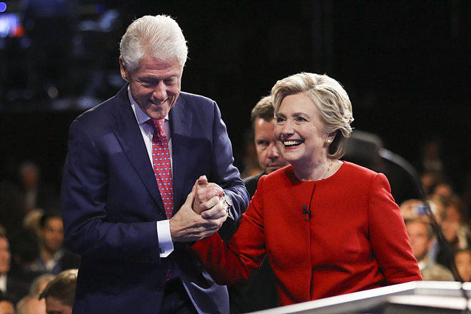 힐러리 클린턴 미국 민주당 대선 후보(오른쪽)가 26일 첫 TV토론을 마치고 나오면서 만족스러운 듯 환하게 웃는 동안 남편인 빌 클린턴 전 대통령(왼쪽)이 아내의 오른손을 두 손으로 감싸며 격려하고 있다. 헴프스테드=AP 뉴시스