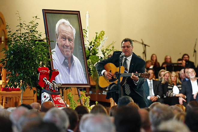 미국 가수 빈스 길이 5일 미국 펜실베이니아 주 러트로브의 세인트빈센트대에서 열린 아널드 파머의 추모식에서 고인을 기리며 추모곡을 부르고 있다. (사진= AP 뉴시스)