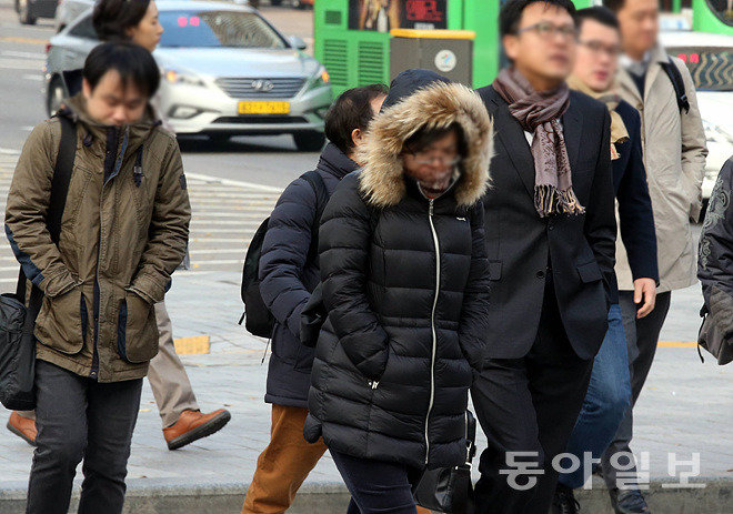 두꺼운 외투로 몸을 가린 시민들이 8일 서울 종로구 광화문사거리에서 출근길 걸음을 재촉하고 있다. (사진= 최혁중 기자)