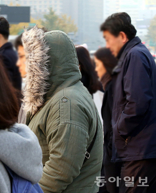 두꺼운 외투로 몸을 가린 시민들이 8일 서울 종로구 광화문사거리에서 출근길 걸음을 재촉하고 있다. (사진= 최혁중 기자)