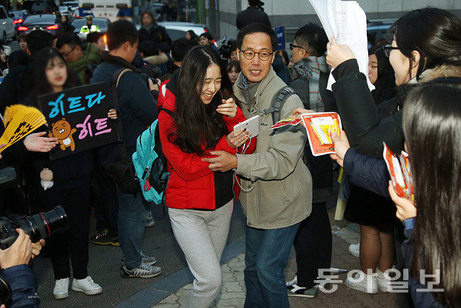 수능일인 17일 오전 서울 중구 이화외고 시험장에 수험생들이 후배들과 선생님들의 응원 속에 도착하고 있다. (사진= 양회성 기자)