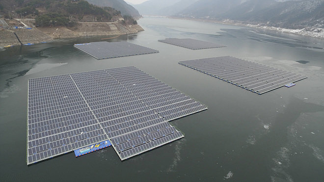 한국수자원공사가 2018년까지 합천댐에 40MW 규모의 수상태양광 시설을 설치한다. 3월 보령댐에 설치된 2000kW급 수상태양광. (사진= 한국수자원공사 제공)