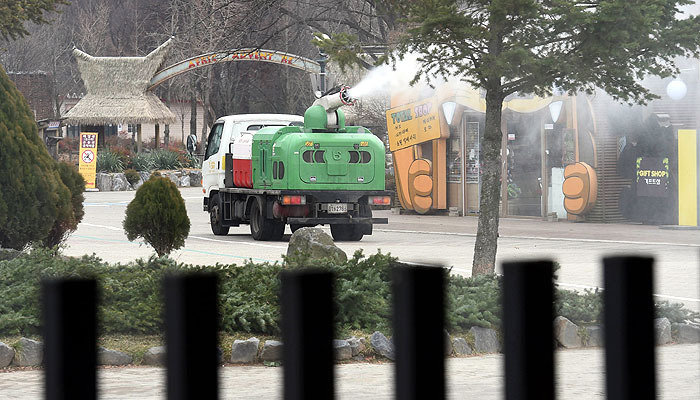 서울동물원에서 황새 2마리가 폐사하며 잠정적 임시 휴장에 들어간 18일 오후 관계자들이 방역을 실시하고 있다. 뉴시스