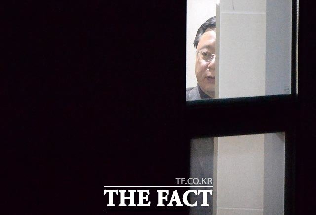 우병우 전 청와대 민정수석이 잠적 22일 만인 19일 오후 드디어 서울 사무실에 모습을 드러낸 뒤 아들과 함께 10시간 동안 청문회 준비를 하고 있다. 사진 / 더팩트 제공