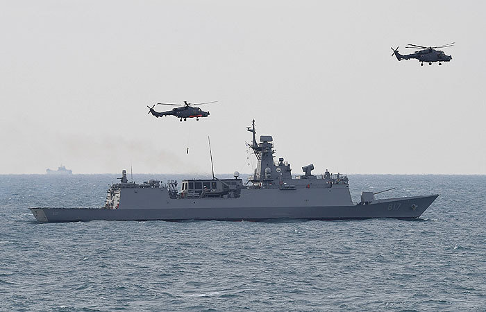 2월 1일부로 작전배치된 해군 해상작전헬기 AW-159 2대가 편대기동을 하고 있다. 사진= 해군제공