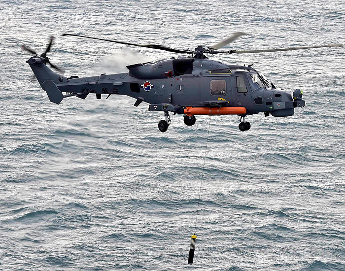 2월 1일부로 작전배치된 해군 해상작전헬기 AW-159가 적 잠수함 탐지를 위해 디핑소나를 내리고 있다. 사진= 해군제공