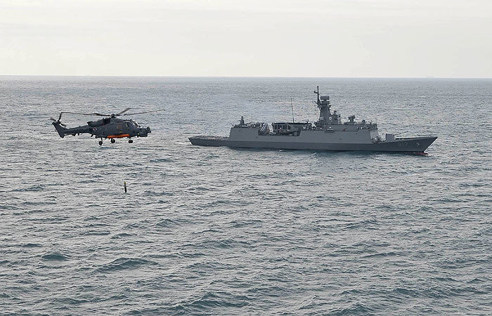 2월 1일부로 작전배치된 해군 해상작전헬기 AW-159가 적 잠수함 탐지를 위해 디핑소나를 내리고 있다. 사진= 해군제공
