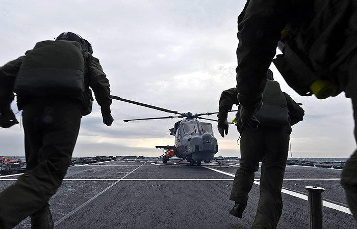 해군 항공 조종사들이 긴급출격을 위해 2월 1일부로 작전배치된 해군 해상작전헬기 AW-159에 탑승하고 있다. 사진= 해군제공