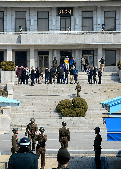 17일 북한을 방문한 외국인 관광객들이 북측 판문각에서 판문점을 보고 있다. 사진공동취재단