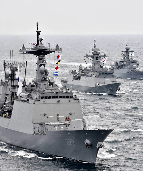 3월 24일 해군은 ‘제2회 서해수호의 날’을 맞아 서해 NLL을 지키다 산화한 전우들의 영해사수 의지를 기리고 북한의 도발위협에 단호한 응징의지를 다지기 위해 동·서·남해 전 해역에서 대규모 해상기동훈련을 실시했다. 왼쪽부터 대조영함(DDH-Ⅱ), 경기함(FFG), 제천함(PCC) 해군제공