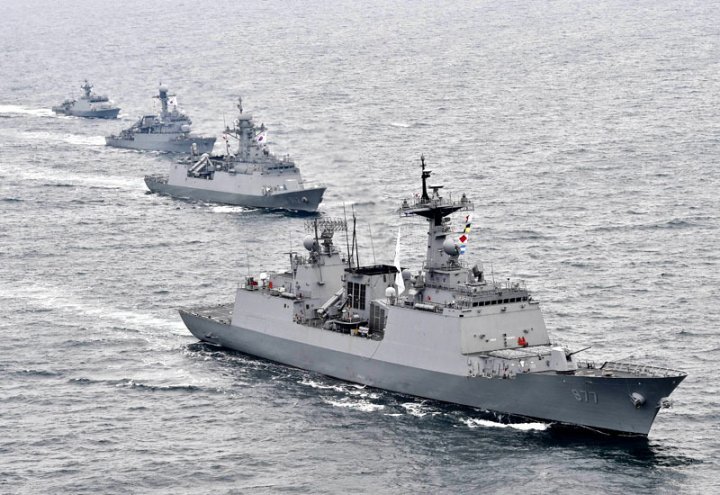 3월 24일 해군은 ‘제2회 서해수호의 날’을 맞아 서해 NLL을 지키다 산화한 전우들의 영해사수 의지를 기리고 북한의 도발위협에 단호한 응징의지를 다지기 위해 동·서·남해 전 해역에서 대규모 해상기동훈련을 실시했다. 왼쪽부터 대조영함(DDH-Ⅱ), 경기함(FFG), 제천함(PCC), 윤영하함(PKG)  해군제공