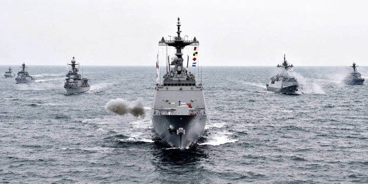 3월 24일 해군은 ‘제2회 서해수호의 날’을 맞아 서해 NLL을 지키다 산화한 전우들의 영해사수 의지를 기리고 북한의 도발위협에 단호한 응징의지를 다지기 위해 동·서·남해 전 해역에서 대규모 해상기동훈련을 실시했다. 왼쪽부터 한상국함(PKG), 신성함(PKG), 전남함(FF), 대조영함(DDH-Ⅱ), 경기함(FFG), 제천함(PCC), 윤영하함(PKG)이 함포사격을 하고 있다. 해군제공