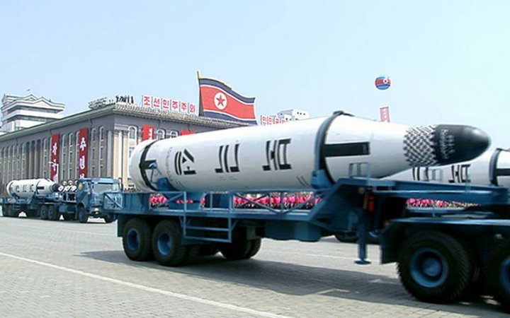 북한 태양절 열병식에 나타난 북극성 미사일