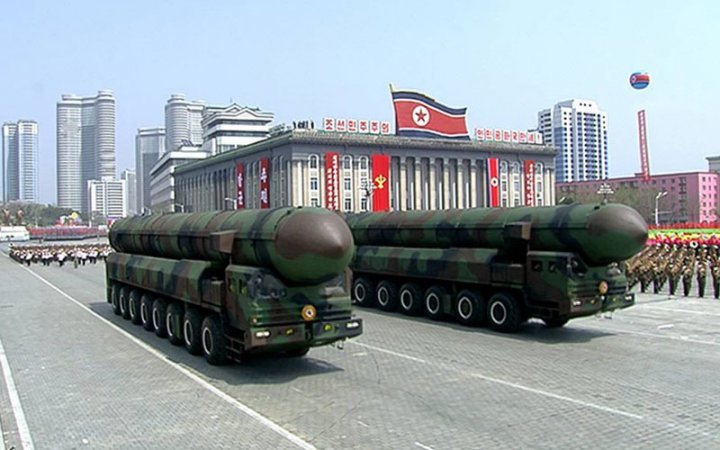 북한 태양절 열병식에 나타난 신형 ICBM