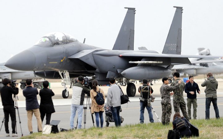 최근 북한의 지속적인 도발 위협으로 군사적 긴장감이 고조된 가운데 한국 공군작전사령부와 주한 미 7공군사령부가 실히하고 있는 대규모 항공전역 훈련인 맥스선더 연합훈련을 20일 언론에 공개했다. F-15K가 이륙을 준비하기 위해 활주로로 이동하고 있다. 사진= 양회성 기자 yohan@donga.com