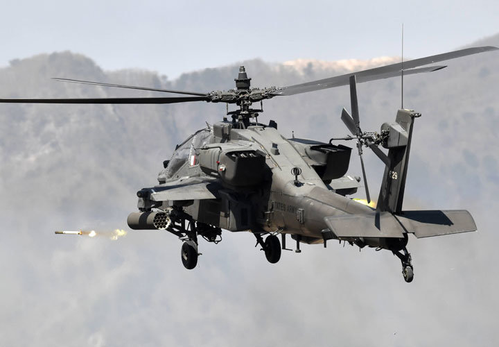 2017 통합화력격멸훈련에서 AH-64 아파치 헬기가 화력 시범을 보이고 있다.