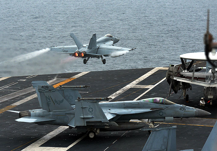 서해 공해상을 항해 중인 미국 항공모함 조지워싱턴호 갑판에서 F-18 호넷 전투기가 임무수행을 하기 위해서 이륙하고 있다. 사진공동취재단
