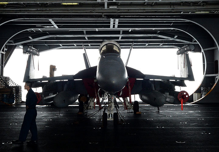 서해 공해상을 항해 중인 미국 항공모함 조지워싱턴호 갑판에서 F-18 호넷 전투기가 임무수행을 하기 위해서 이륙하고 있다. 사진공동취재단