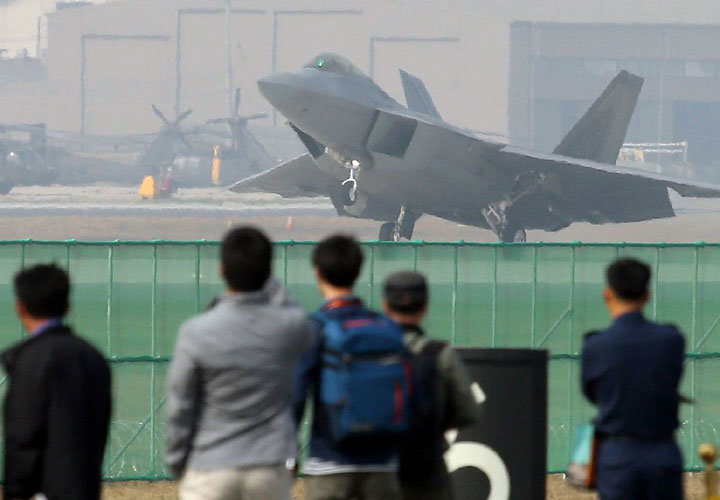 서울 국제 항공우주 및 방위산업 전시회(서울ADEX)에 참가한 F-22A 전투기가 시험비행을 하고 있다. 양회성 기자 yohan@donga.com